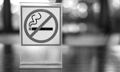 户外桌子上的禁止吸烟标志